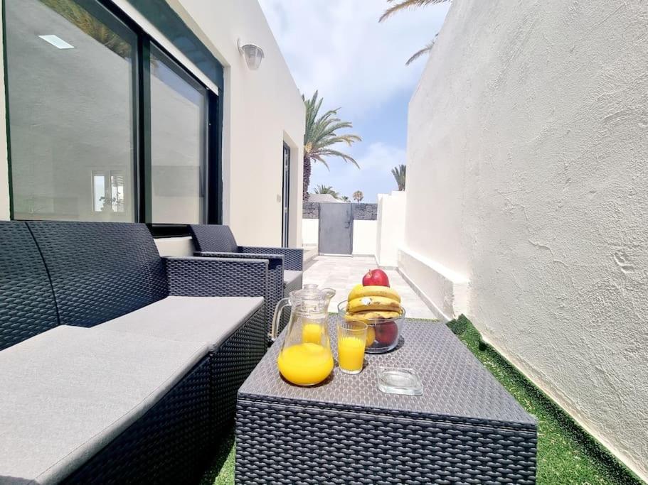 Pequeno Bungalow Firt Line Of The Sea Costa Teguise Exterior photo