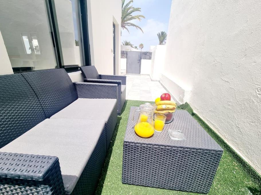 Pequeno Bungalow Firt Line Of The Sea Costa Teguise Exterior photo