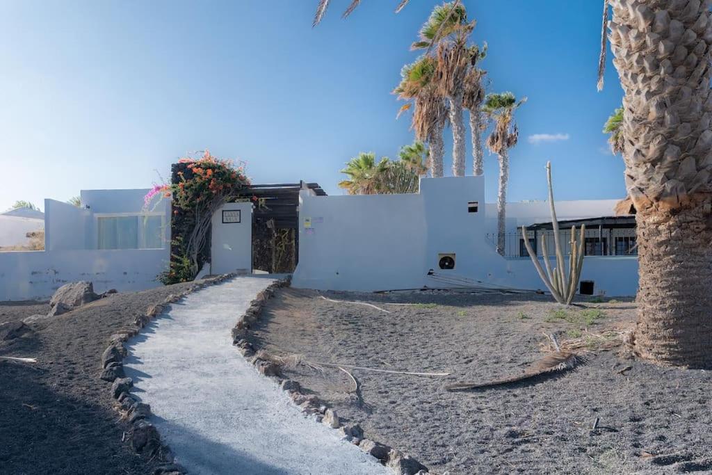 Pequeno Bungalow Firt Line Of The Sea Costa Teguise Exterior photo